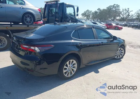 2021 Toyota Camry Le z USA, uszkodzony, nr VIN 4T1C11AK6MU563015